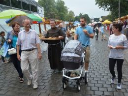 Jarmark Franciszkański w strugach deszczu