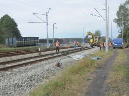 Trwa naprawa torowiska i trakcji po wykolejeniu pociągu pod Opolem