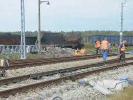 Trwa naprawa torowiska i trakcji po wykolejeniu pociągu pod Opolem