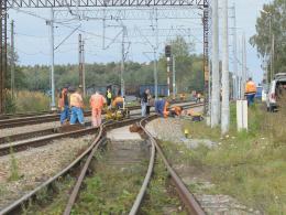 Trwa naprawa torowiska i trakcji po wykolejeniu pociągu pod Opolem