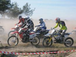 Tumany kurzu i ryk motocykli na poligonie w Winowie