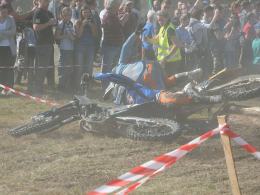 Tumany kurzu i ryk motocykli na poligonie w Winowie