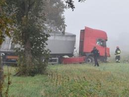 Samochód osobowy zderzył się z ciężarówką i spłonął. Jedna osoba nie żyje.