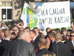 Na spotkaniu z mieszkańcami Strzelec Opolskich obecni byli także mieszkańcy gminy Dobrzeń Wielki, którzy manifestowali niezadowolenie z powodu przyłączenia części gminy do Opola.