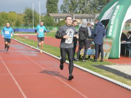 Opolanie mierzą się z testem Coopera na stadionie lekkoatletycznym