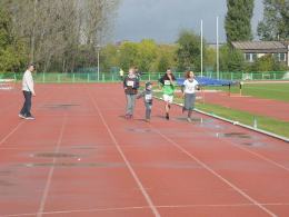 Opolanie mierzą się z testem Coopera na stadionie lekkoatletycznym