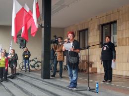 Nauczyciele manifestowali pod Urzędem Wojewódzkim