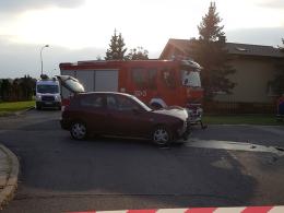 Volkswagen wylądował na słupie po zderzeniu w Czarnowąsach