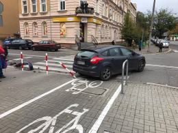 Kierowca forda mondeo wjechał w trzy auta i uciekł