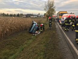 Małżeństwo z dwójką dzieci trafiło do szpitala po dachowaniu