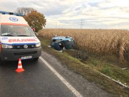 Małżeństwo z dwójką dzieci trafiło do szpitala po dachowaniu