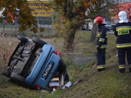 Małżeństwo z dwójką dzieci trafiło do szpitala po dachowaniu