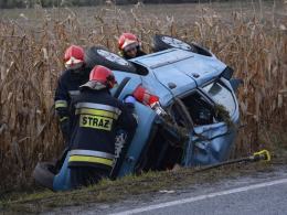 Małżeństwo z dwójką dzieci trafiło do szpitala po dachowaniu