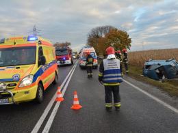 Małżeństwo z dwójką dzieci trafiło do szpitala po dachowaniu