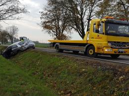 Kierowca audi jechał zbyt szybko, zakończył podróż na drzewie