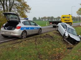Kierowca audi jechał zbyt szybko, zakończył podróż na drzewie