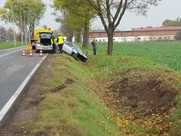 Kierowca audi jechał zbyt szybko, zakończył podróż na drzewie