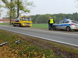 Kierowca audi jechał zbyt szybko, zakończył podróż na drzewie