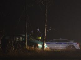 Policyjny pościg za 21-latkiem. Radiowóz i volkswagen w rowie.