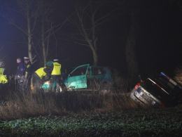 Policyjny pościg za 21-latkiem. Radiowóz i volkswagen w rowie.