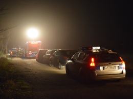 Policyjny pościg za 21-latkiem. Radiowóz i volkswagen w rowie.