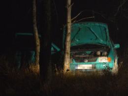 Policyjny pościg za 21-latkiem. Radiowóz i volkswagen w rowie.