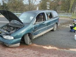 Tragiczny wypadek na Zaodrzu. Kierowca wypadł z samochodu.
