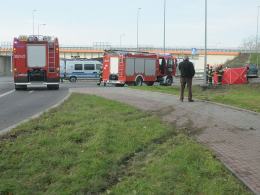 Tragiczny wypadek na Zaodrzu. Kierowca wypadł z samochodu.