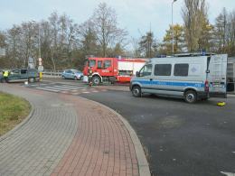 Tragiczny wypadek na Zaodrzu. Kierowca wypadł z samochodu.