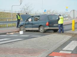 Tragiczny wypadek na Zaodrzu. Kierowca wypadł z samochodu.