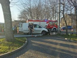 Zasłabł i wjechał w latarnię