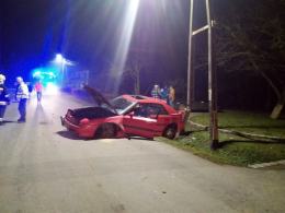 Kierowca mazdy wpadł w poślizg i uderzył w słup