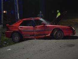 Kierowca mazdy wpadł w poślizg i uderzył w słup