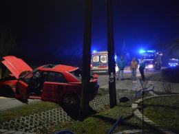 Kierowca mazdy wpadł w poślizg i uderzył w słup