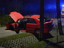 Kierowca mazdy wpadł w poślizg i uderzył w słup