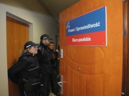 Przeciwnicy Dużego Opola okupowali biuro poselskie Patryka Jakiego