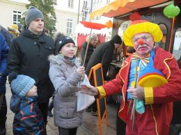 Wolontariusze fundacji Dr Clown nieśli uśmiech na opolskim rynku