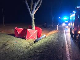 Śmiertelny wypadek na trasie Zawada-Węgry. Nie żyje kierowca mercedesa.