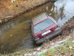 Volkswagen golf wjechał do rzeki w Kluczborku