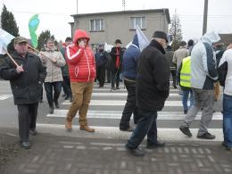Blokada drogi w Czarnowąsach trwa. Będzie petycja do wiceministra Jakiego.