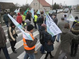 Blokada drogi w Czarnowąsach trwa. Będzie petycja do wiceministra Jakiego.
