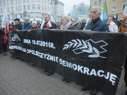 Kolejna "miesięcznica pogrzebania demokracji" i zamieszanie pod katedrą