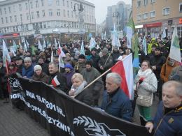Kolejna "miesięcznica pogrzebania demokracji" i zamieszanie pod katedrą