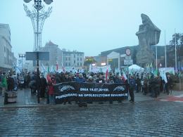 Kolejna "miesięcznica pogrzebania demokracji" i zamieszanie pod katedrą