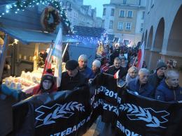 Kolejna "miesięcznica pogrzebania demokracji" i zamieszanie pod katedrą