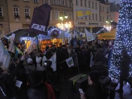 Kolejna "miesięcznica pogrzebania demokracji" i zamieszanie pod katedrą