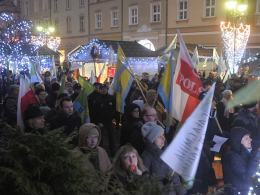 Kolejna "miesięcznica pogrzebania demokracji" i zamieszanie pod katedrą