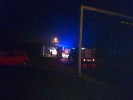 Ciężarówka zaklinowała się pod wiaduktem