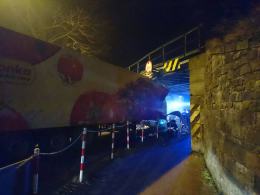 Ciężarówka zaklinowała się pod wiaduktem