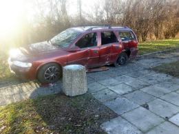 Przewrócił latarnię, porzucił rozbite auto i uciekł